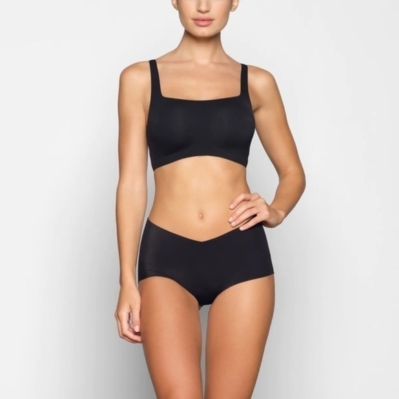 Skims NAKED SCOOP BRA in onyx size XS NWT. 🚨see pics for flaw on front of bra🚨 - Picture 1 of 7